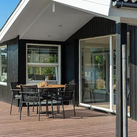 2 Bedroom Awesome In Holiday home *